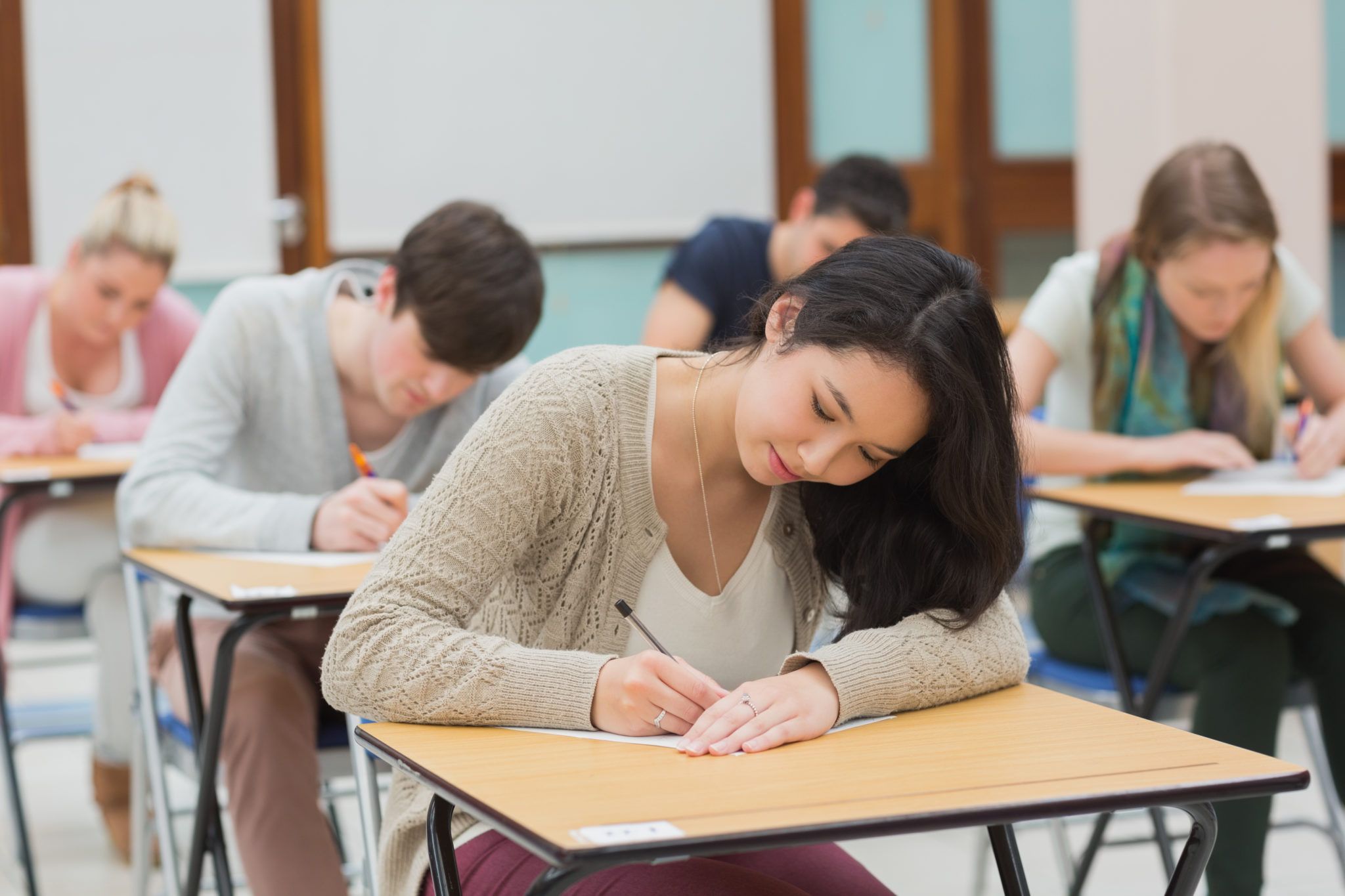 Prepare for the test. Студент на экзамене. Студент пишет. Студенты пишут тест. Студент за партой.