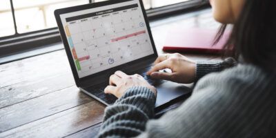 woman using calendar online to stay on track